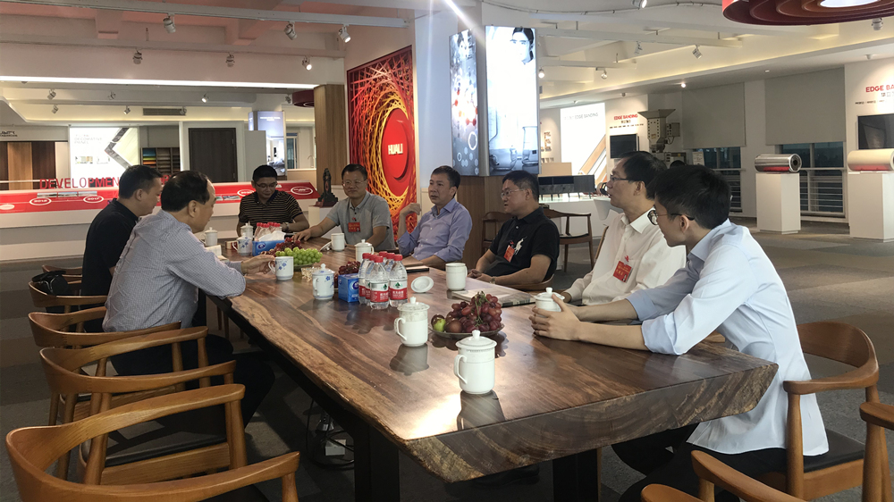 Comrade He Yuepei, Vice Chairman of Dongguan Municipal People's Congress, visited Huali Corporation for investigation.